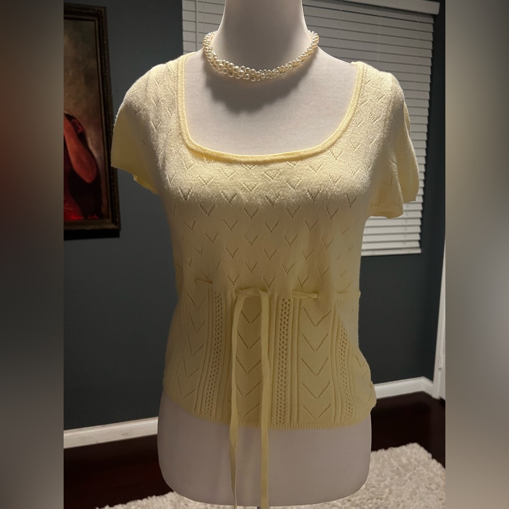 New Yellow Knit Short Sleeve Top With Tie. Size M